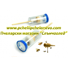 Фиксатор с бутало за белязане на пчелни майки